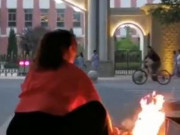 Clip Eva - Con thi Đại học, phụ huynh đốt vàng mã, "lập đàn" cầu thần linh ở cổng trường