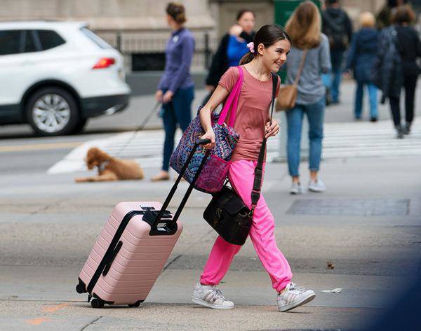Ngôi Sao 24/7: Cuộc Sống Của Suri Cruise Khi Không Có Bố Thực Sự Hạnh Phúc?