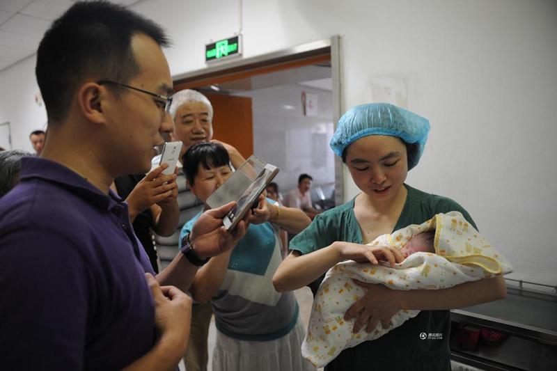 Sau đó, y tá bế bé ra ngoài trao cho gia đình. Trong lúc đó, Lưu Li tiếp tục được theo dõi tại phòng mổ để đề phòng biến chứng sau sinh. 
