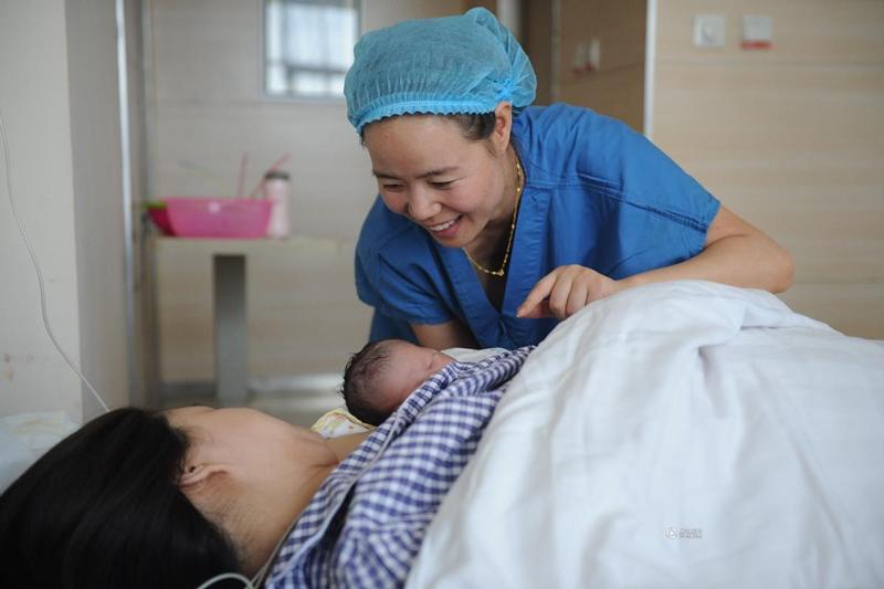 Vài giờ sau, Lưu Li mới được về phòng hậu phẫu và em bé cũng được nằm cùng mẹ luôn. 
