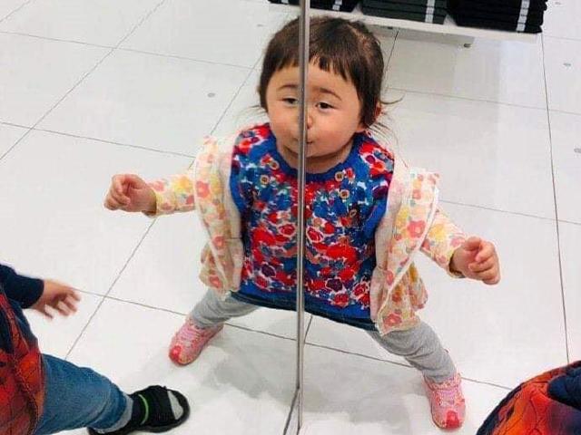 Cô bé mái ngố nổi như cồn trên MXH nhờ trò nghịch của mình trong lúc chờ mẹ shopping