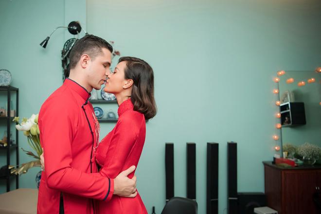 MC Phương Mai nồng nàn amp;#34;khóa môiamp;#34; chồng Tây trong lễ ăn hỏi, tiết lộ điều thú vị - 2