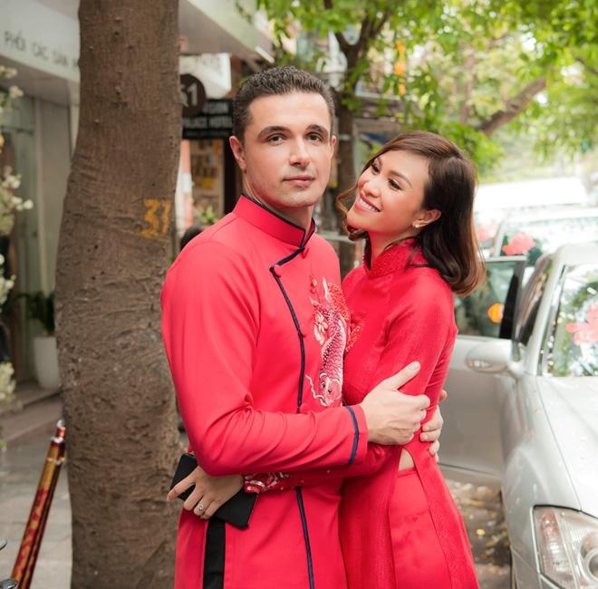MC Phương Mai nồng nàn amp;#34;khóa môiamp;#34; chồng Tây trong lễ ăn hỏi, tiết lộ điều thú vị - 5