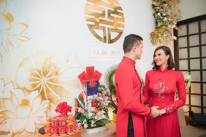 MC Phương Mai nồng nàn amp;#34;khóa môiamp;#34; chồng Tây trong lễ ăn hỏi, tiết lộ điều thú vị - 4