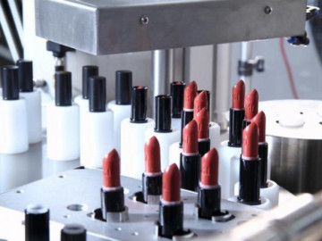 Tận mắt xem quá trình tạo ra một thỏi son