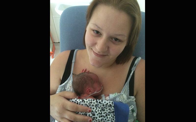 Amber Hughes 21 tuổi ở Leicester (Anh) đã có một ca sinh nở đáng nhớ khi cô đau đẻ suốt 36 tiếng đồng hồ và vô cùng sửng sốt khi bác sĩ mổ đẻ nói không tìm thấy đứa bé trong bụng mẹ.
