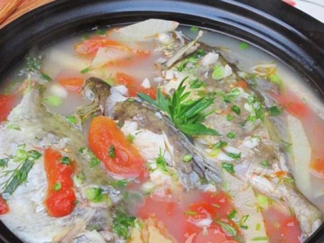 Nấu cá nên thả vào nước sôi hay nước lạnh để không bị tanh?