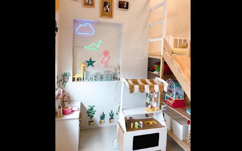 Trong căn phòng đồ chơi của con gái Phương Vy idol, có giường ngủ hai tầng thiết kế như một ngôi nhà nhỏ để con gái có thể ngủ và chơi cầu trượt. 
