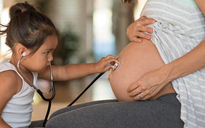 Một trường hợp mổ không thấy con khác đã diễn ra ở Brazil. Các bác sĩ tiến hành mổ đẻ cấp cứu cho một phụ nữ mang bầu 41 tuần và đang trong tình trạng chuyển dạ, nhưng vô cùng sửng sốt khi không thấy thai nhi trong bụng người mẹ.
