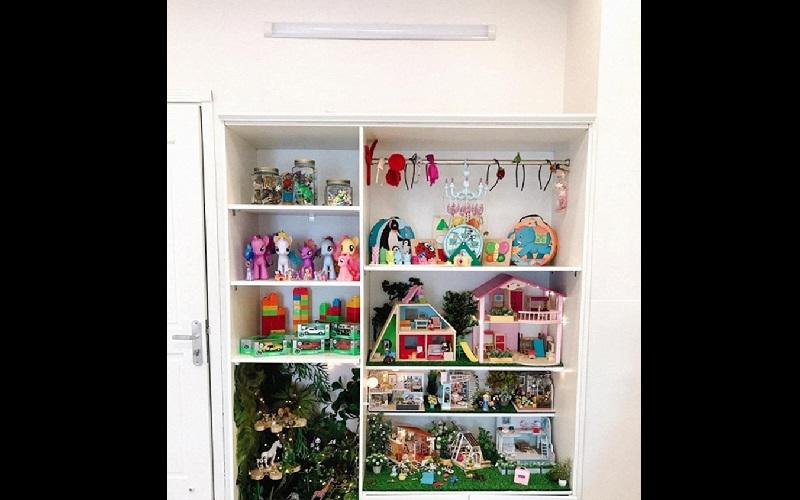 Những tủ đồ đầy ắp đồ chơi xinh xắn của công chúa nhỏ được đặt dọc tường để tiết kiệm diện tích. 
