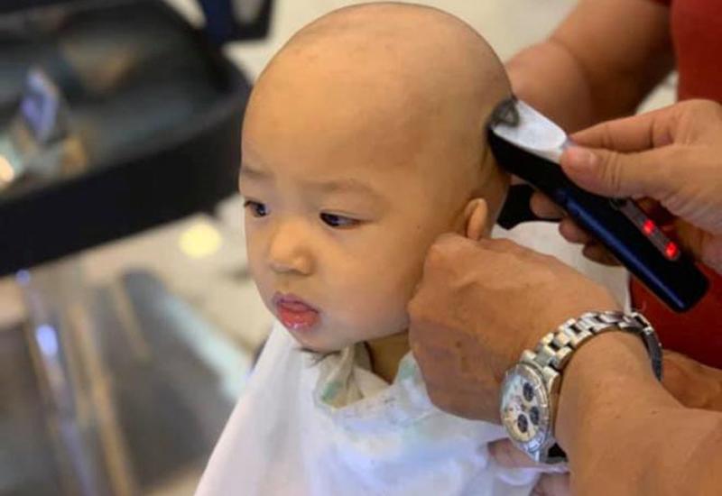 Vì thế, nhiều lần vợ chồng Lương Thế Thành đã đưa con đi cạo trọc đầu vừa để mát mẻ mà lại kích thích tóc mọc dày hơn.
