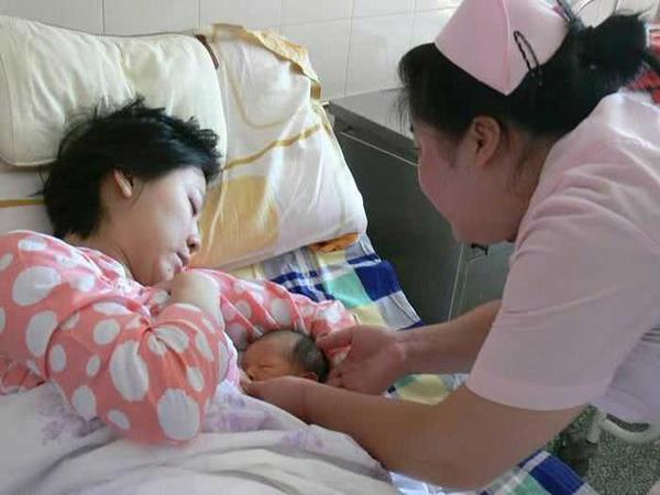 Ngực căng tức sau sinh, mẹ sốc nặng khi bác sĩ hút ra sữa màu xanh và có mùi hôi - 1