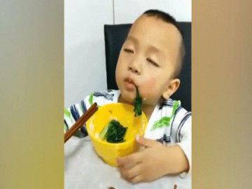 Chết cười với khoảnh khắc vừa ăn vừa ngủ của các bé