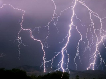 Hà Nội mãi vẫn oi nóng, trong khi ở Cao Bằng sấm chớp xé toạc bầu trời