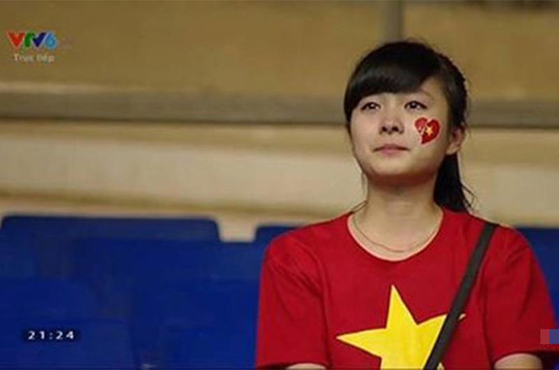 1. "Crying girl" được dân mạng "truy lùng"

Tại trận chung kết giữa đội tuyển U19 Việt Nam và U19 Nhật Bản năm 2014, Dương Thị Nhật Lệ (1993) bỗng trở thành nhân vật được tìm kiếm trên mạng xã hội sau hình ảnh cô khóc trên khán đài.
