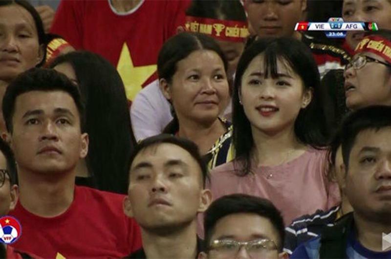3. Cô gái áo hồng nổi tiếng sau vài giây lọt ống kính

Tối ngày 14/11, tại sân Mỹ Đình đã diễn ra trận đấu vòng loại Asian Cup 2019 giữa đội tuyển Việt Nam - Afghanistan, 1 cô gái xinh xắn xuất hiện nổi bật giữa khán đài.
