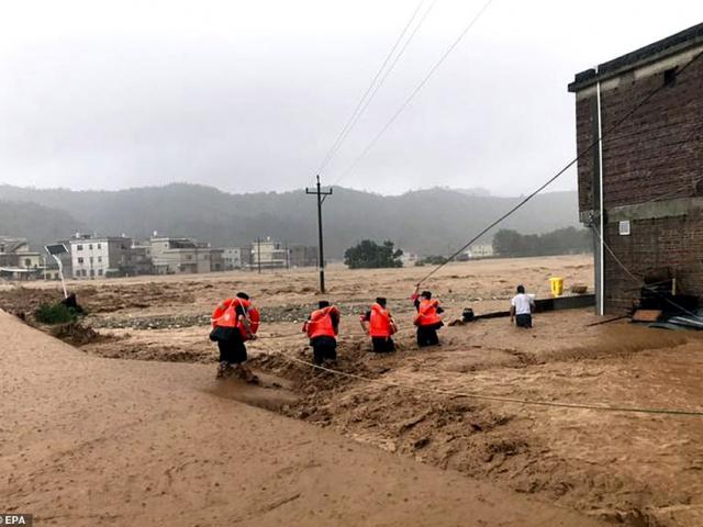 Sạt lở kinh hoàng do mưa lũ, hàng chục xe ô tô bị đánh dạt khỏi đường