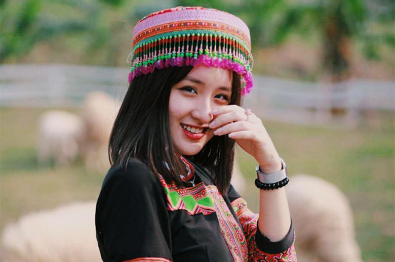 Được biết, cô gái này là Phạm Hoàng Linh (2000) sinh viên khoa Truyền thông Đa phương tiện tại Học viện Phụ nữ. Trước đó, 10x Hà thành từng nhận được sự quan tâm khi bức ảnh chụp cô trong trang phục truyền thống của đồng bào H'Mông được chia sẻ.
