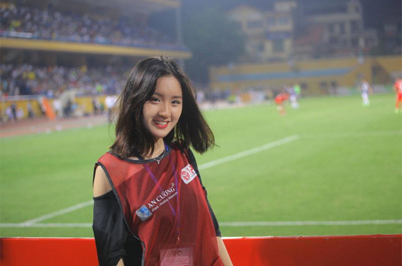 Yêu thích thể thao, đặc biệt là bóng đá, là một fangirl trung thành của CLB Hà Nội, do đó Hoàng Linh thường dành nhiều thời gian ra sân cổ vũ các cầu thủ thi đấu. Trở thành một BTV thể thao là niềm mơ ước của Linh ngay từ khi còn rất nhỏ. 

