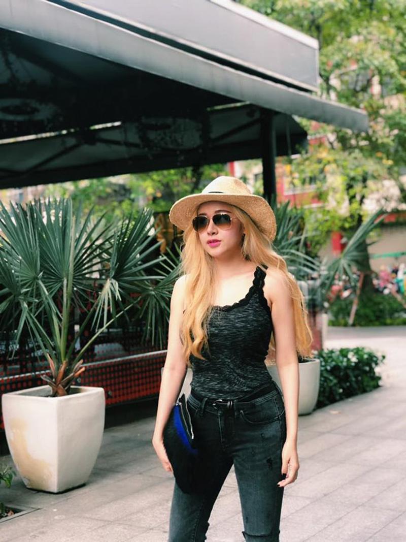 Bodysuit đen được cô mix cùng quần jeans trong ngày hè nắng nóng, người đẹp chọn mắt kính và mũ cói để tôn thêm sự cá tính trong cách ăn mặc. 
