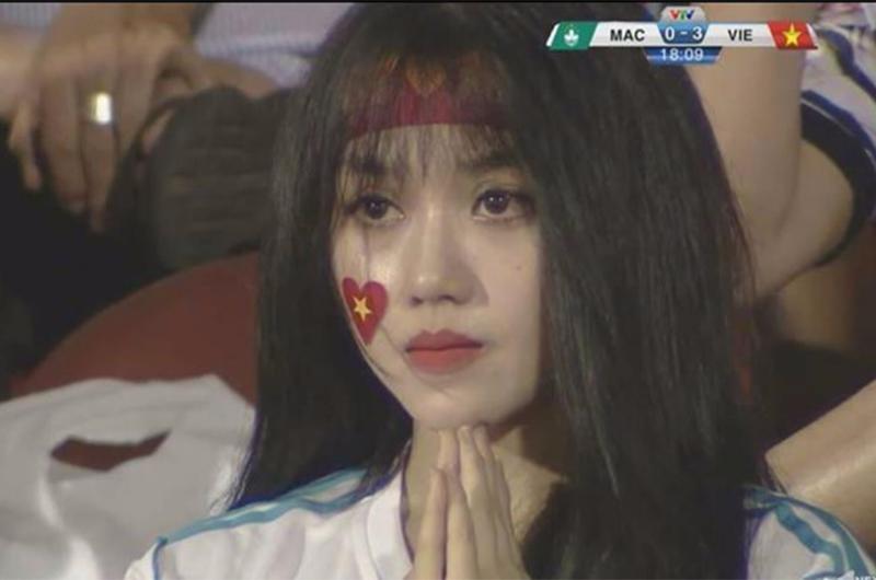 2. Cô gái đẹp "xuất thần" với khoảnh khắc chắp tay cầu nguyện

Trong trận U22 Việt Nam - U22 Macau tối 21/7/2017 tại sân Thống Nhất (TP.HCM), giữa đám đông cuồng nhiệt, hình ảnh 1 thiếu nữ xinh xắn trở thành tâm điểm chú ý.

