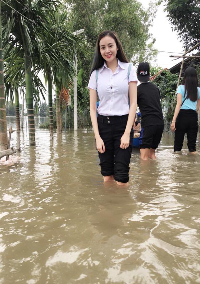 Ngoài ra cô nàng cũng tích cực đi làm từ thiện, tham gia các hoạt đồng cộng đồng. Mỗi lần như vậy đều là những set đồ đơn giản như áo sơ mi trắng, quần âu và gương mặt không makeup quá đậm. 
