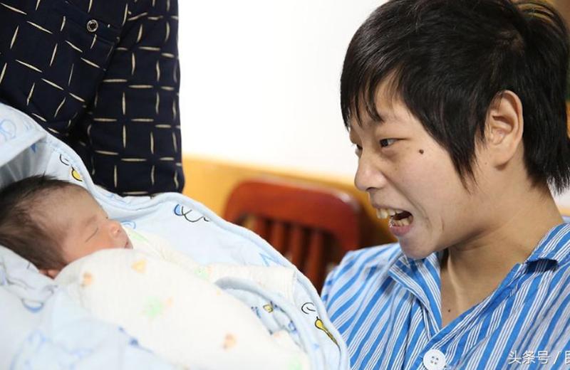 Tiểu Quyên là một bà mẹ nổi tiếng sống tại Hồ Bắc, Trung Quốc. Do bị ngạt khí, thiếu oxy khi chào đời nên Tiểu Quyên bị bại não. Cô chỉ nói được một vài từ đơn giản, không thể đứng và đi lại bình thường cũng như tự chăm sóc bản thân. 
