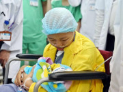 Tin tức - Xúc động mẹ ung thư gặp con sau 23 ngày mong ngóng: “Ngoan nhé, khi nào khỏe mẹ lại sang”