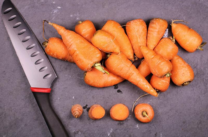 Bởi vì cà rốt có chứa một loại enzyme phân hủy ascorbate, nó sẽ phá hủy vitamin C trong củ cải trắng, gây mất chất dinh dưỡng.
