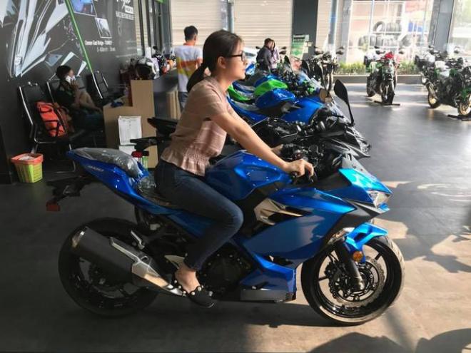 Sao nữ Việt chiều chồng: Lê Phương, Hari Won sẵn sàng mua quà tiền tỷ nhưng vẫn thua người này - 1