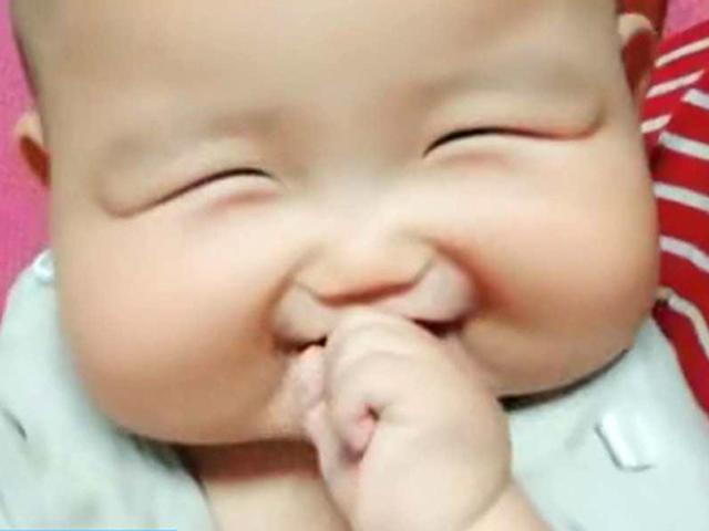 Bé sơ sinh có gương mặt vuông kỳ lạ, chỉ cần cười, mẹ nào cũng đổ liêu xiêu