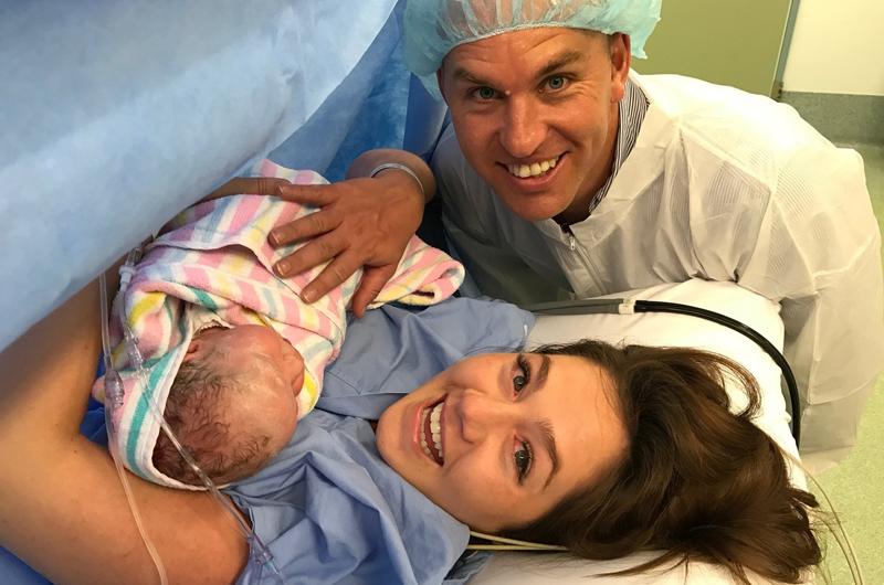 Eliza sinh con gái đầu lòng, bé Charlie, vào tháng 1/2016. Ban đầu cô dự định sinh thường nhưng cổ tử cung không mở hết nên phải chuyển sang sinh mổ. 

