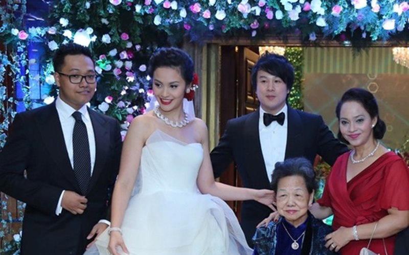 Đám cưới của nhạc sĩ Thanh Bùi và vợ là Trương Huệ Vân vào năm 2013 từng gây chú ý trong dư luận vì sự bí ẩn về gia thế của cô dâu.
