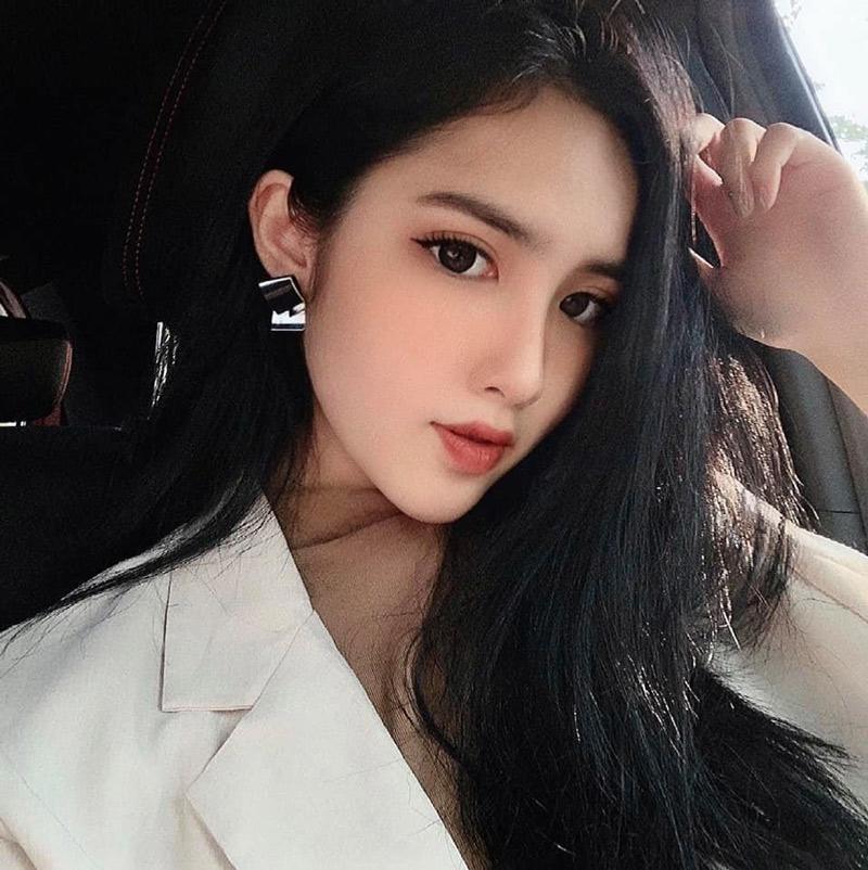 Cận cảnh vẻ đẹp sắc sảo của nữ sinh lai Việt Trung gây sốt mạng xã hội, ngoài trang phục thì cô nàng cũng rất đầu từ và tìm hiểu kỹ về makeup thông qua các kênh xã hội như Youtube. 
