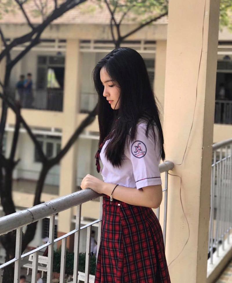 Theo đó, cô nàng này có tên là Đinh Triệu Đoan Nghi sinh năm 2002, hiện tại cô đang sinh sống và học tập cùng gia đình tại Đồng Tháp.  Có thể thấy dù chỉ diện đồng phục như các bạn nhưng Nghi đã rất xinh đẹp rồi đây này. 
