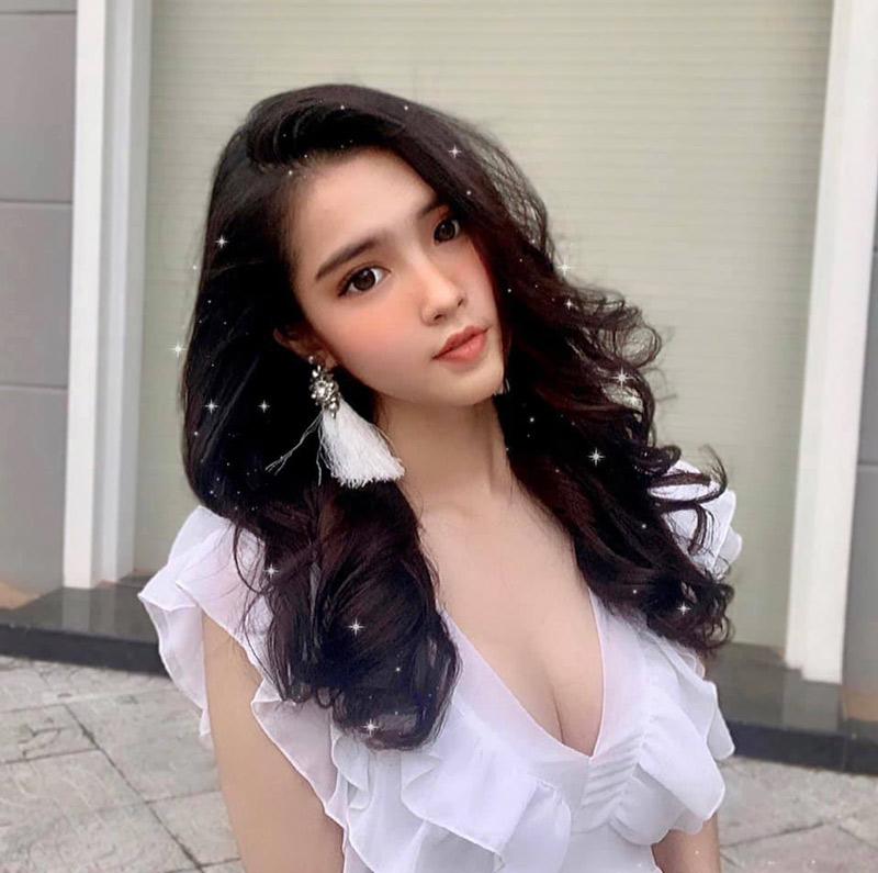 Nữ sinh Việt lai Trung đang gây sốt mạng xã hội vì sở hữu nhan sắc tuyệt đẹp, làn da trắng hồng và một vẻ ngoài nổi bật không kém cạnh bất kỳ hot girl đình đám nào trên mạng xã hội. 
