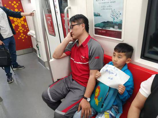 Bé trai giơ tờ giấy và nhìn người đàn ông đang ngủ, đọc dòng chữ tất cả đều giật mình - 1