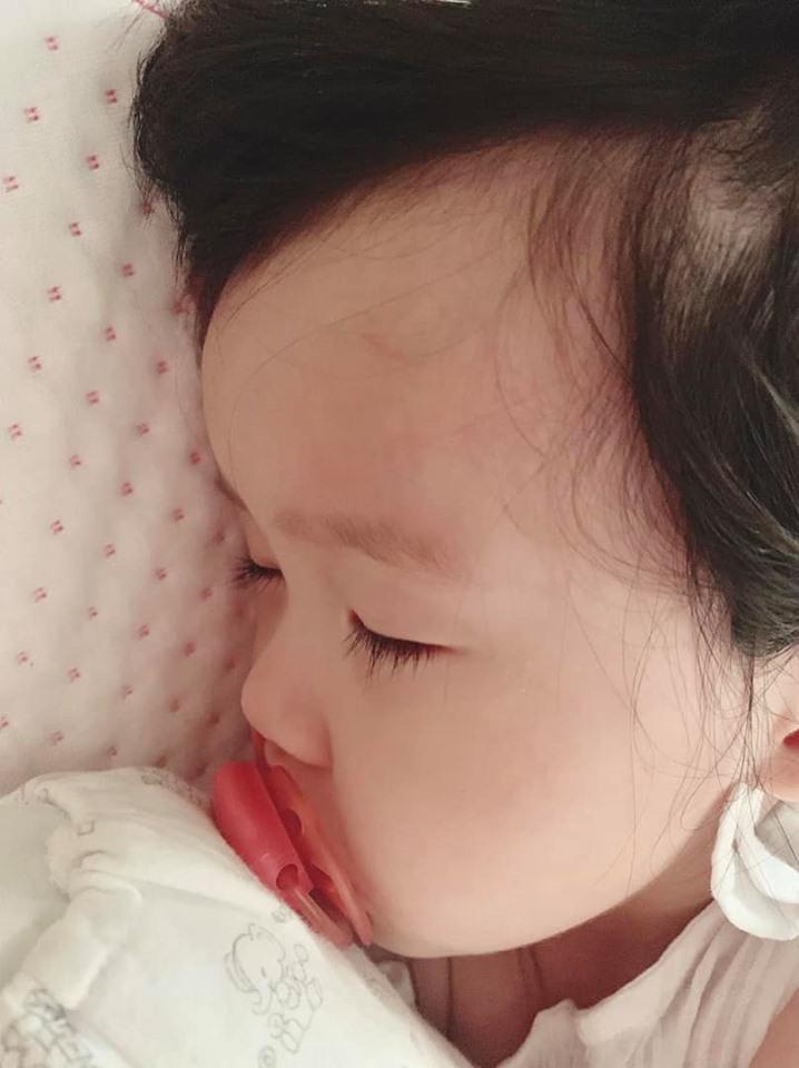 Con gái lần đầu bị bệnh, Hoa hậu Đặng Thu Thảo chia sẻ đầy xúc động - 1