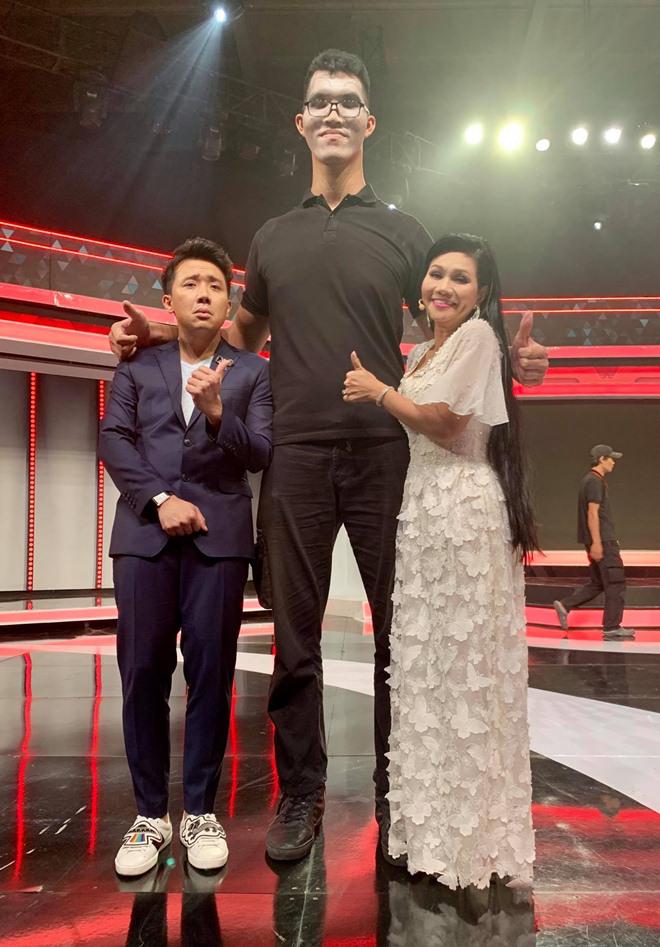 Bức ảnh sốc nhất từ trước đến nay của Trấn Thành: Dân mạng tò mò danh tính người khổng lồ - 2