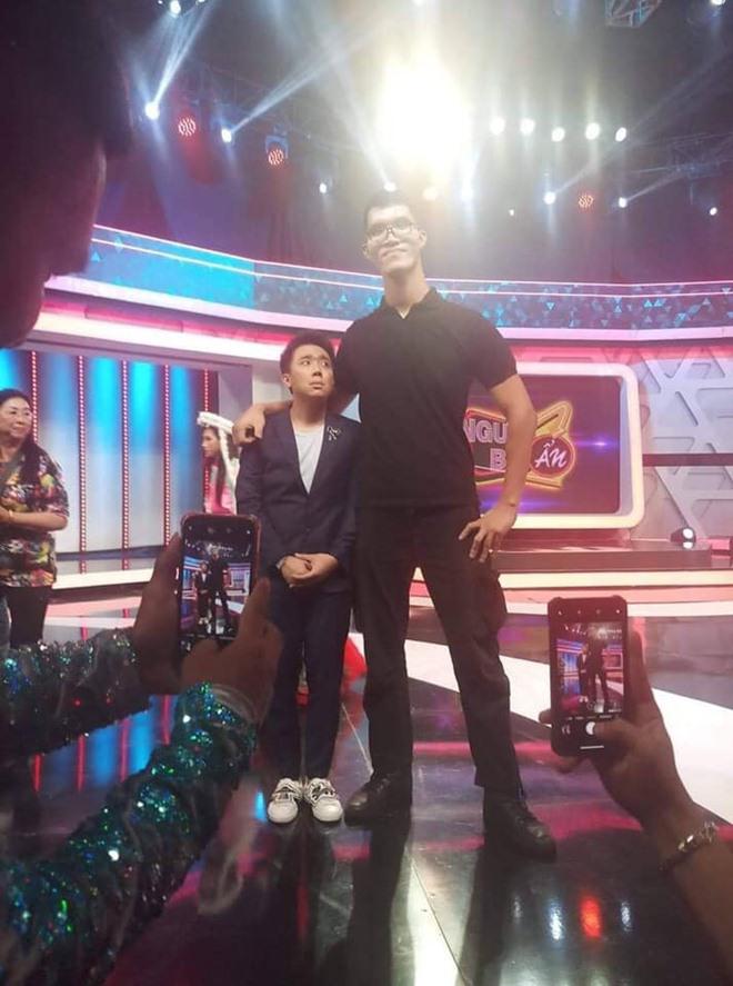 Bức ảnh sốc nhất từ trước đến nay của Trấn Thành: Dân mạng tò mò danh tính người khổng lồ - 3