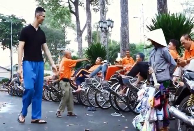 Bức ảnh sốc nhất từ trước đến nay của Trấn Thành: Dân mạng tò mò danh tính người khổng lồ - 6