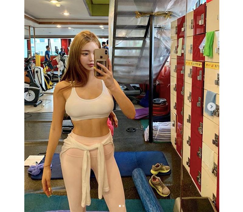 Tập gym không chỉ giúp Choi In Hye loại bỏ mỡ thừa mà hơn nữa, nó còn giúp hình thành cơ bắp, tạo nên một hình thể săn chắc với vòng 1 và vòng 3 nảy nở.
