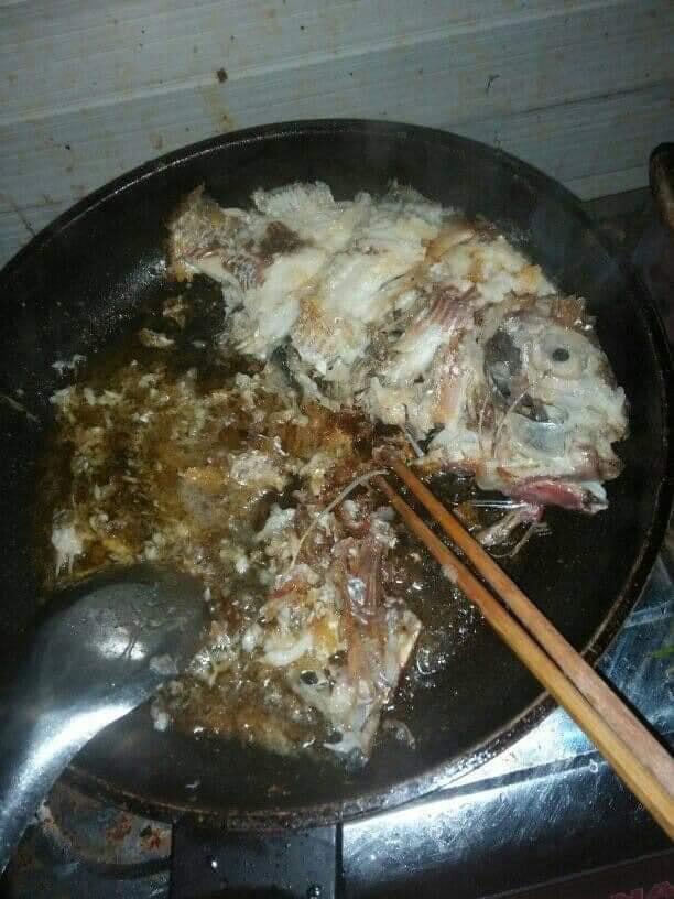 20 tuổi mà rán cá vẫn nát bét, cô nàng được dân mạng khuyên lấy chồng gấp chỉ vì... - 3