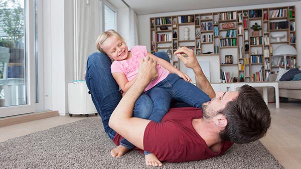 Bố mẹ hay cù lét cho trẻ cười sẽ rùng mình, dừng tay khi biết sự thật này - 2