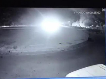 Khoảnh khắc xe tải đối đầu xe khách nổ như bom làm 41 người thương vong ở Hòa Bình