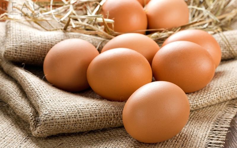 Chuyên gia khuyên mẹ bầu cần bổ sung 450mg choline mỗi ngày. Một quả trứng luộc chín chứa khoảng 113mg. Mẹ nên ăn trứng kèm rau bina, các loại hạt sẽ cung cấp đầy đủ dưỡng chất cần thiết cho thai kỳ.
