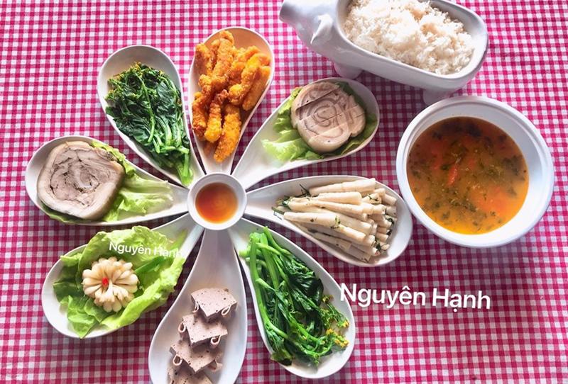 Nhờ tài nấu ăn, đảm đang, khéo léo, những bữa cơm này cũng chính là sợi dây gắn kết các thành viên trong gia đình chị.
