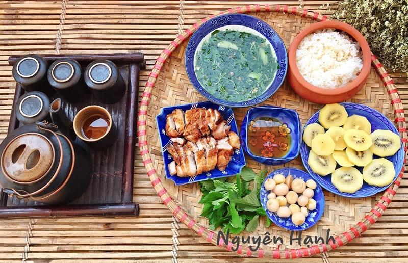 Chị Nguyên Hạnh cho biết, cơm ngày hè chị vẫn nấu đầy đủ nhưng khác mâm cơm ngày lạnh là nấu nhiều các món canh rau, canh chua, nộm... cho dễ ăn. Còn mùa đông thì bắt buộc phải nấu những món nóng hổi hoặc kho cho dễ ăn...
