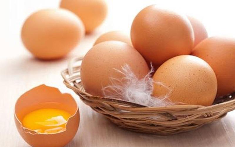 Trứng là nguồn thực phẩm dồi dào protein và sắt, rất quan trọng cho sự phát triển của não bộ thai nhi. Ngoài ra, trứng cũng được coi là siêu thực phẩm giàu choline, cần thiết cho việc phát triển bộ nhớ và khả năng học hỏi, ghi nhớ của trẻ.
