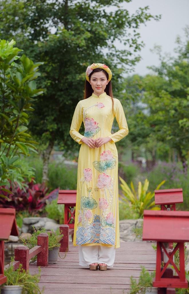 Á hậu Phương Nga và amp;#34;tình địch màn ảnhamp;#34; cùng làm mẫu của Ngọc Hân - 4